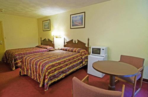 Postel nebo postele na pokoji v ubytování Rumford Motor Inn