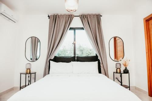 A bed or beds in a room at Boho Twin Villa 35