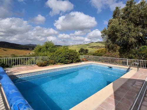 AlmogíaにあるLovely Holiday Home with Private Swimming Pool in Almog aの山々を背景に囲まれたスイミングプール