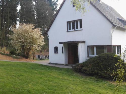 ein weißes Haus mit einer Tür und einem Hof in der Unterkunft Holiday Home in Filz near River in Filz