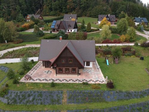 z powietrza widok domu z domem w obiekcie Cottage near Ski area in Stupna Czech Republic w mieście Vidochov