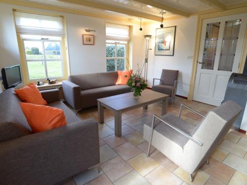 Ein Sitzbereich in der Unterkunft Charming holiday home in Oost Texel with terrace