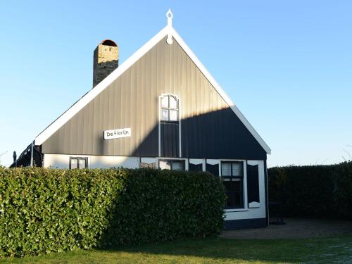 OostにあるCharming holiday home in Oost Texel with terraceの看板の納屋