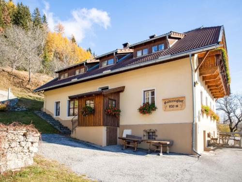 オーバーフェラッハにあるHoliday home in Obervellach near ski areaのピクニックベンチ付きの家