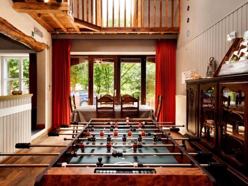 um quarto com uma mesa de matraquilhos no meio em Holiday Home near the forest em Rendeux