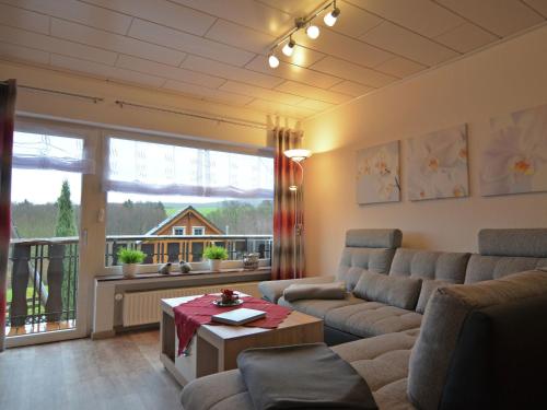 梅德巴赫的住宿－Flat in Medebach near the ski area，客厅配有沙发和桌子