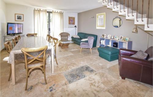 un salon avec une table et un canapé dans l'établissement Stunning Home In Saint Hilaire Dozilha, à Saint-Hilaire-dʼOzilhan