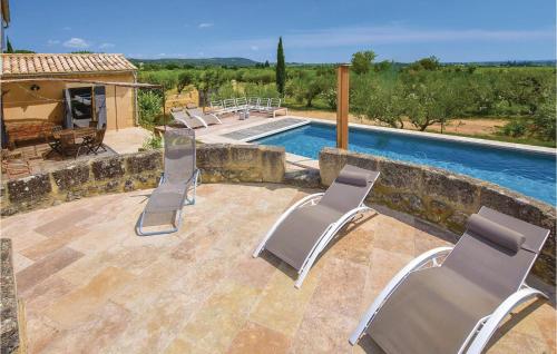 - un groupe de chaises et une piscine dans l'établissement Stunning Home In Saint Hilaire Dozilha, à Saint-Hilaire-dʼOzilhan