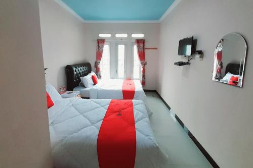 Tempat tidur dalam kamar di RedDoorz Syariah near Komplek Candi Arjuna Dieng 2