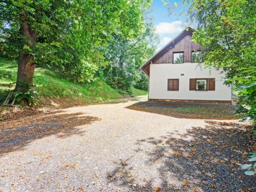 un camino de grava que conduce a una casa con un granero en Holiday Home in Rudn k with private garden, en Rudník