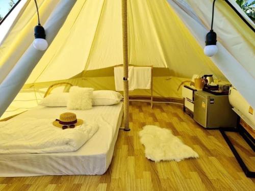 מיטה או מיטות בחדר ב-JK Riverview Resort