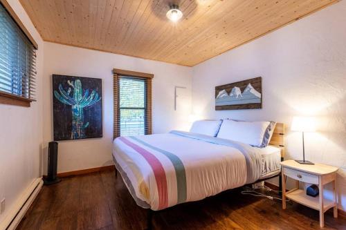 Un dormitorio con una cama grande y una ventana en Knotty Pine Lodge en Golden