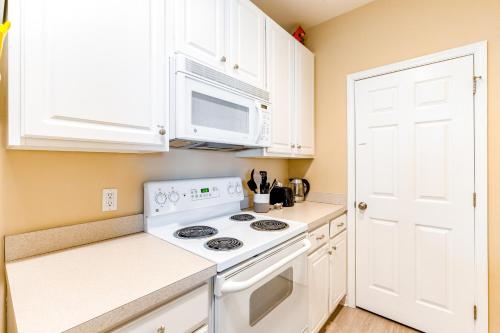 Η κουζίνα ή μικρή κουζίνα στο Villas at Bay Crossing - 34670 Villa Circle Unit #2304