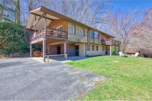 Casa grande con porche y patio en Balsam View, en Waynesville