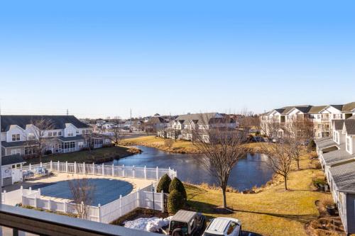 Πισίνα στο ή κοντά στο Villas at Bay Crossing - 34670 Villa Circle Unit #2304