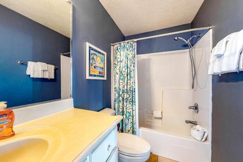 La salle de bains est pourvue d'un lavabo, de toilettes et d'une douche. dans l'établissement Smiles N Waves, à Panama City Beach