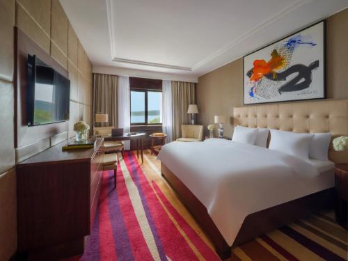 Tempat tidur dalam kamar di Rixos Borovoe