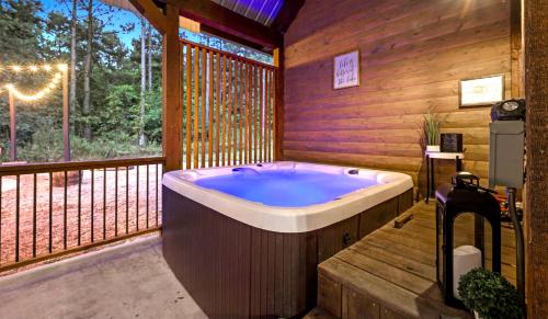 Knotty and Nice Luxury Cabin – Photos 3