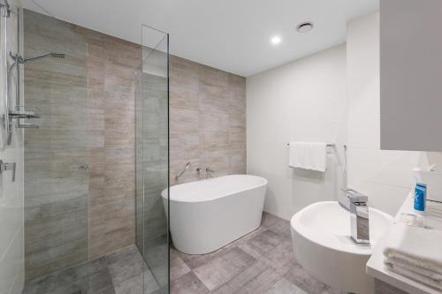 Ένα μπάνιο στο Meriton Suites Southport