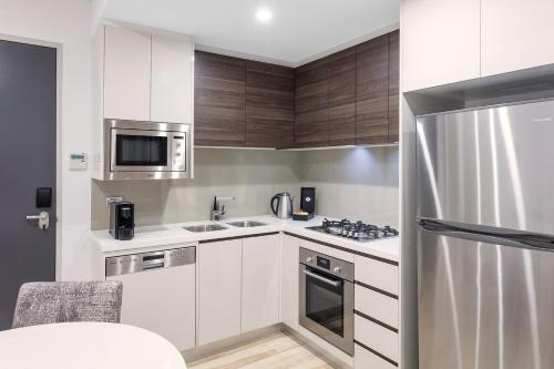 Η κουζίνα ή μικρή κουζίνα στο Meriton Suites Southport