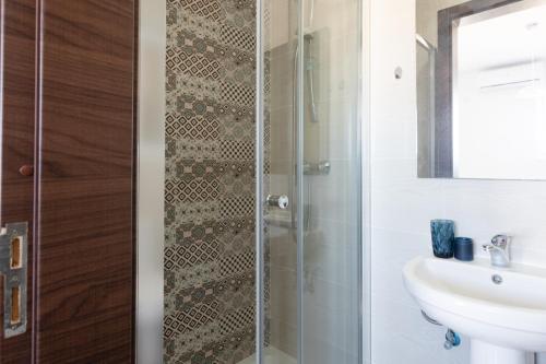 Koupelna v ubytování F5 Room 1, Private Double room with private bathroom and balcony in shared Flat