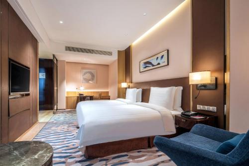 Postel nebo postele na pokoji v ubytování Crowne Plaza Dalian Sports Center by IHG