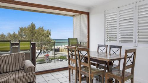 d'un balcon et d'une salle à manger avec une table et des chaises. dans l'établissement #4 Shorebreak, Kings Beach, à Caloundra