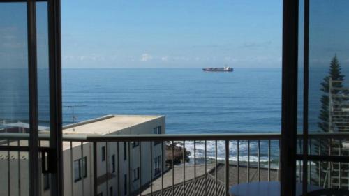 uma vista para o oceano a partir de uma varanda em Unit 5 Sanctuary Shores, Kings Beach - Free Wifi! em Caloundra