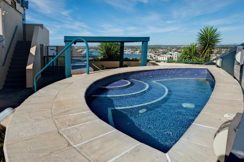 una piscina al lado de una casa en Landmark Resort en Mooloolaba