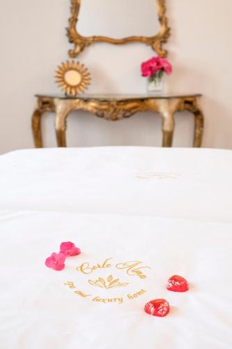 a table with a sign on it with flowers on it at Corte Alma Spa and Luxury Home in Gargnano