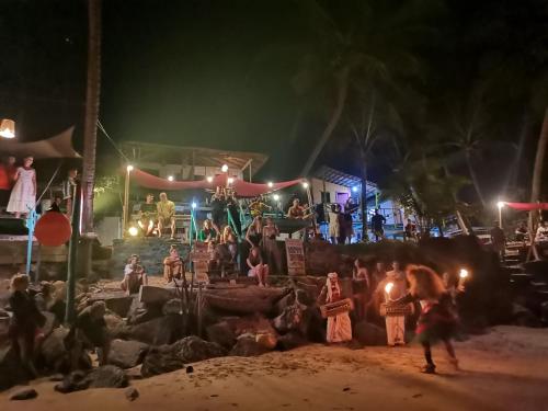 ゴールにあるSmile Beach Homeの夜の浜辺の集団