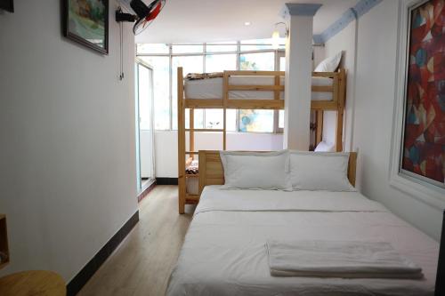 Voodi või voodid majutusasutuse Loan Võ hostel toas