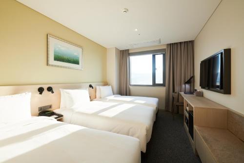 Кровать или кровати в номере Nine Tree Hotel Dongdaemun