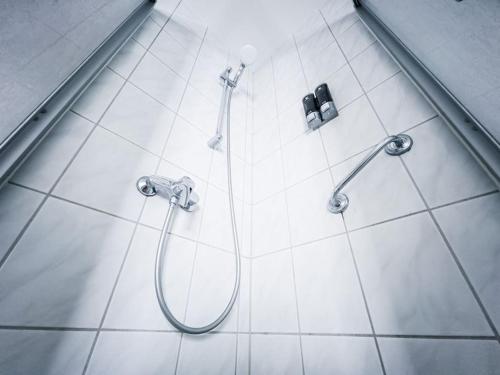 una doccia in bagno con due soffioni di Shabby Chic im hippen Reudnitz - Zentral & Ruhig a Lipsia