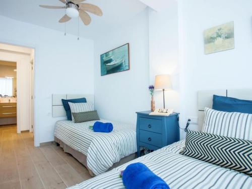 1 dormitorio con 2 camas y ventilador de techo en Holidays2Malaga Mendoza Terrace & Sea View, en Málaga