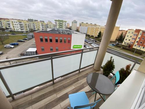 balkon z krzesłami i widokiem na miasto w obiekcie Apartament Gorzów w mieście Gorzów Wielkopolski