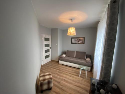 uma vista para uma sala de estar com um sofá em Apartament Gorzów em Gorzów Wielkopolski