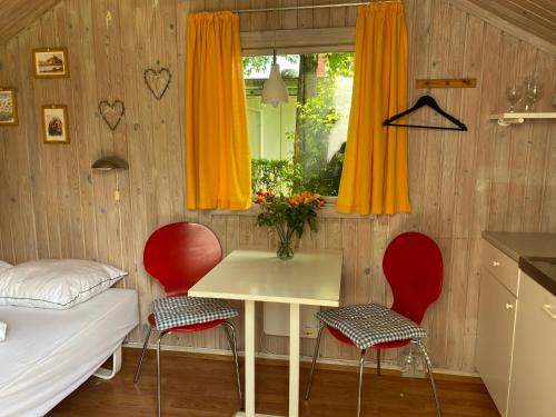 Et opholdsområde på Lille 2-personers hytte på Rinkenæshus Camping - Hytte A