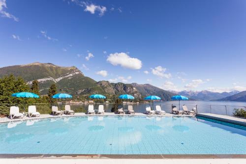 uma grande piscina com cadeiras e guarda-sóis em Borgo Le Terrazze em Bellagio