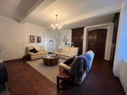 Photo de la galerie de l'établissement Maubourguet Villa - Sleeps 10 - Pool & Games, à Maubourguet