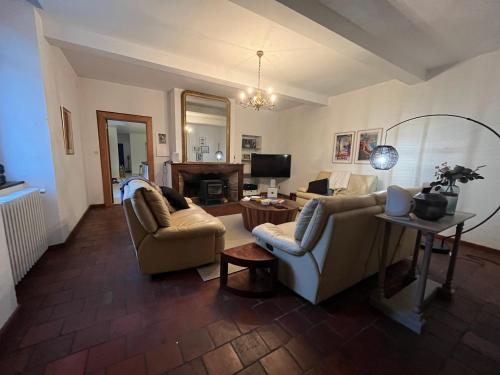 Photo de la galerie de l'établissement Maubourguet Villa - Sleeps 10 - Pool & Games, à Maubourguet