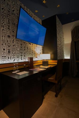 an office with a desk with a computer and a monitor at Design Suite Tirano in Tirano