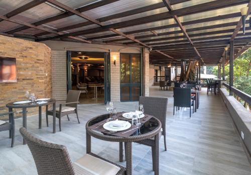eine Außenterrasse mit Tischen und Stühlen sowie ein Gebäude in der Unterkunft Heri Heights Serviced Apartments by Trianum in Nairobi