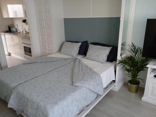 een kleine kamer met een bed en een keuken bij Estudio Agua Marina in Santa Cruz de Tenerife