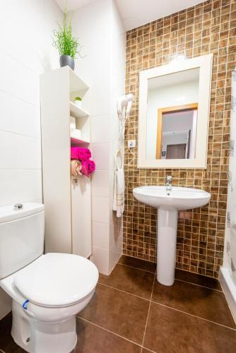 a bathroom with a toilet and a sink at Piso encantador junto al mar, relax, tranquilidad in Torre del Mar