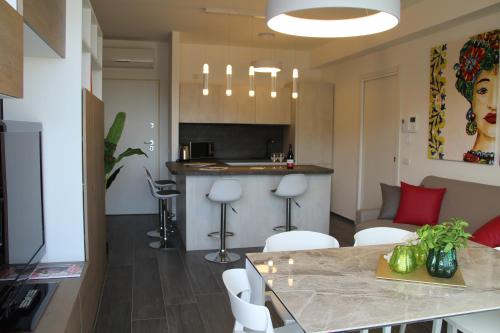 Una cocina y una sala de estar con mesa y sillas. en Venere - Taormina Minerva Luxury Apartment by Taormina Holidays, en Taormina