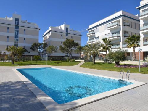 オリフエラ・コスタにあるModern Apartment with Swimming Pool in Orihuelaの一部の建物の前にスイミングプールがあります。