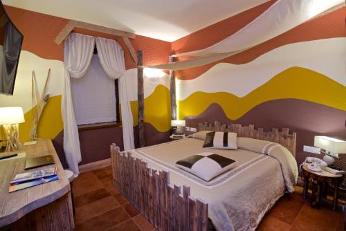 Säng eller sängar i ett rum på Design Suite Tirano