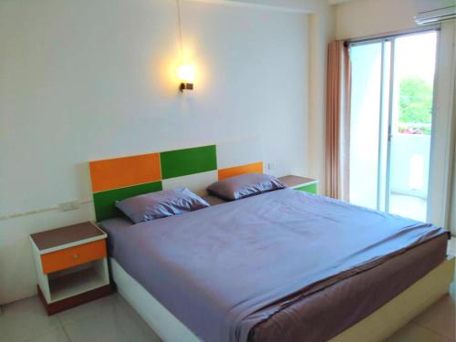 Cama o camas de una habitación en โรงแรมวิจิตรพร อุบล VJP Hotel Ubon