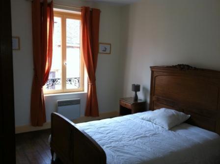 une chambre avec un lit et une fenêtre dans l'établissement La Maison Rouge, à Saint-Sauveur-en-Puisaye